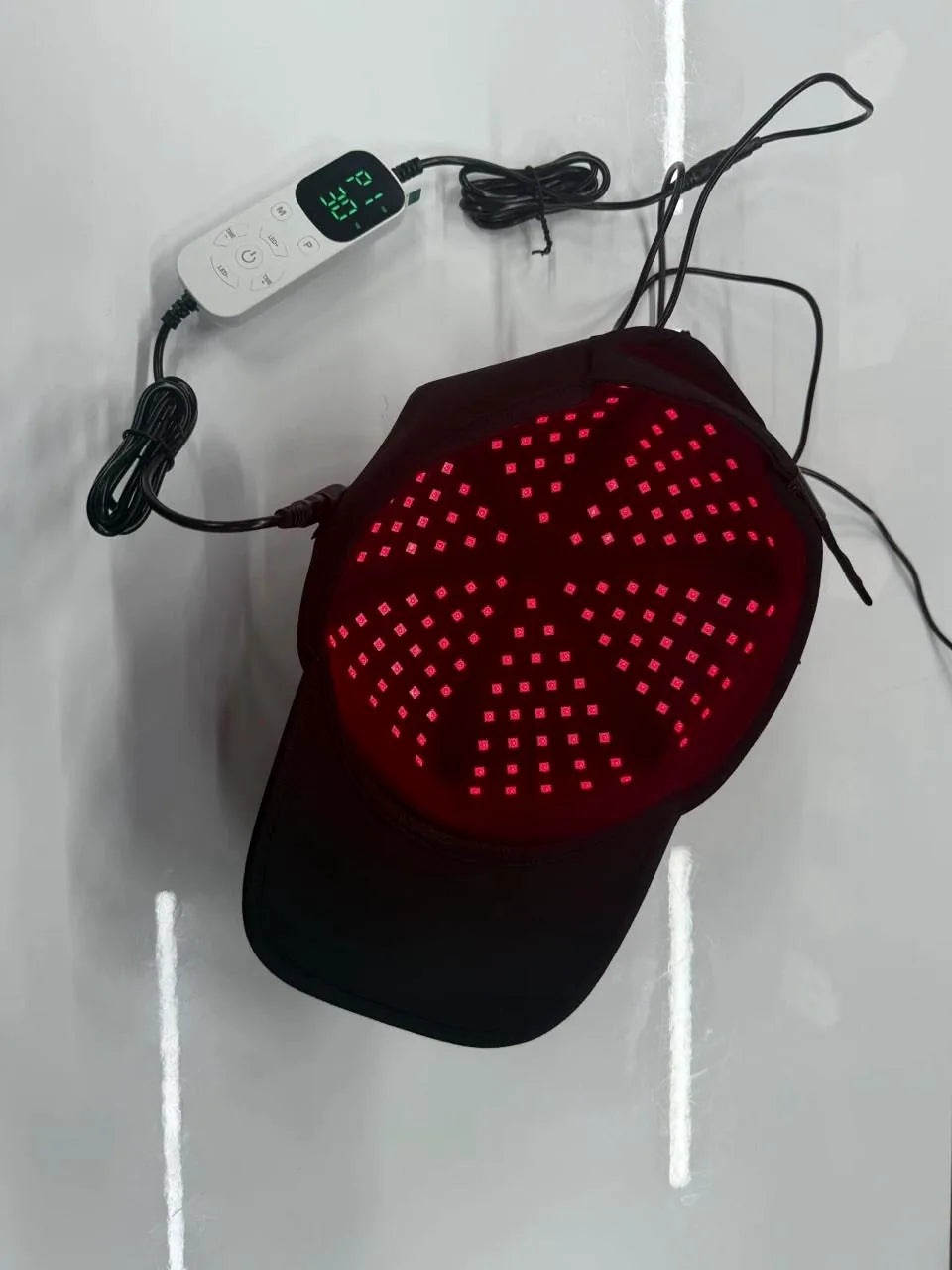 RevitaHair ligado com LEDs vermelhos e controlador branco externo